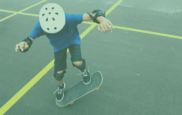 jongen op een skateboard