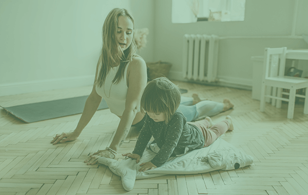 vrouw en kind die samen een yoga oefening doen